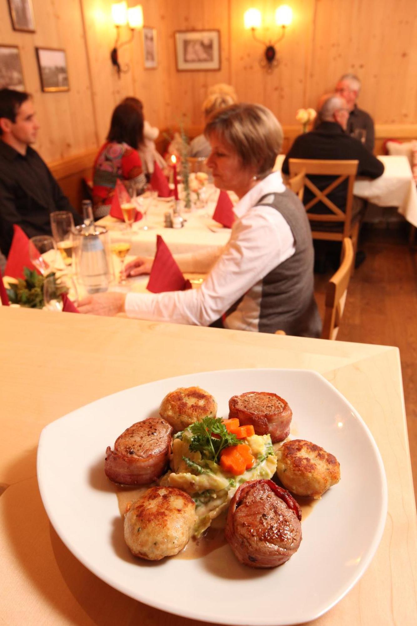 Gasthof-Pension Brauner Hirsch In Alfeld - Mittelfranken Buitenkant foto