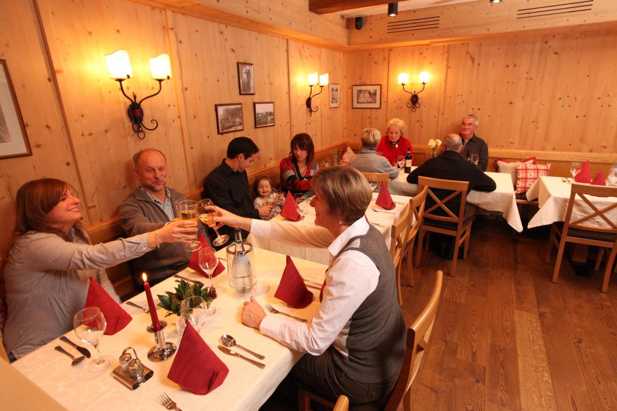 Gasthof-Pension Brauner Hirsch In Alfeld - Mittelfranken Buitenkant foto